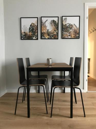 stół jadalny i cztery krzesła przy ścianie w obiekcie Pastelove mieszkanie przy centrum - bezkontaktowo w Bielsku Białej