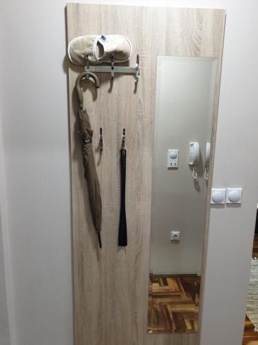 una sombrilla colgada en la puerta de un baño en Apartman Ristanovic, en Banja Koviljača