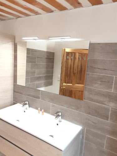 une salle de bain avec deux lavabos et un grand miroir dans l'établissement Villa confortable avec piscine privée à Saint-Saturnin-lès-Apt, à Croagnes