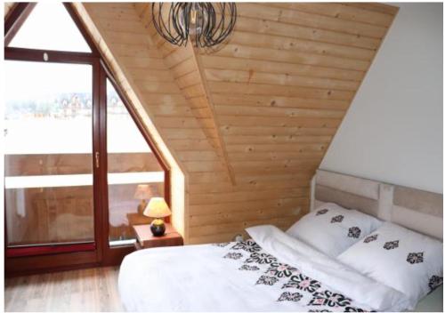 Posteľ alebo postele v izbe v ubytovaní Apartament z basenem