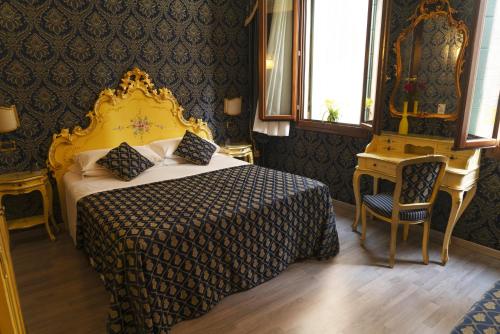 1 dormitorio con 1 cama, 1 silla y 1 mesa en Ca' Morosini 1 & 2, en Venecia