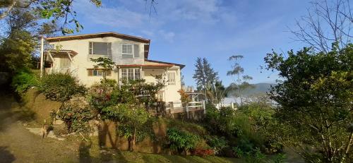 una casa en la ladera de una colina en Ziruma, en El Valle de Antón