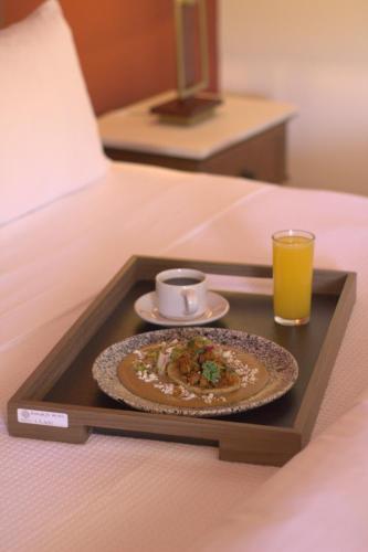 a tray with a plate of food and a glass of orange juice at Nukari Quinta Boutique in Jala