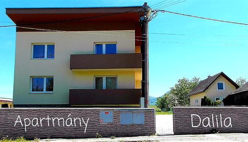 ライエツケ・テプリツェにあるApartmány Dalilaの前に看板がある建物