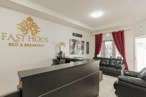 Posezení v ubytování Fast Hous Syariah Bogor Mitra RedDoorz