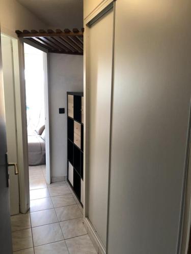- un couloir avec une porte coulissante dans une chambre dans l'établissement studio la grande roue VUE MAGNIFIQUE, au Cap d'Agde