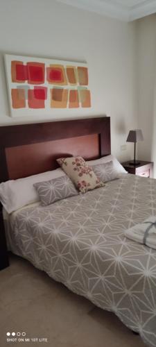Un dormitorio con una cama con dos almohadas encima. en Ground floor with view by Bev, en San Javier