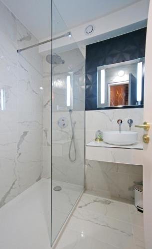 une salle de bain avec douche et lavabo dans l'établissement T2 COSY CÔTÉ PLAGES QUARTIER DES QUILLES, à Sète