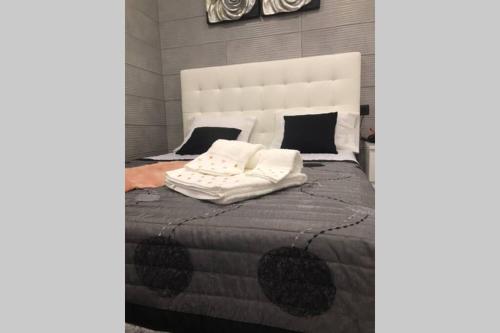 Un dormitorio con una cama grande con almohadas blancas. en Alojamento Joaninha Douro 1, en Peso da Régua