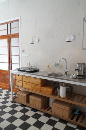 uma cozinha com um lavatório e um balcão em Steeg 8 em Dordrecht