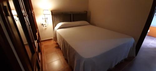 Giường trong phòng chung tại Apartamento Callentum (Cazalla de la Sierra)