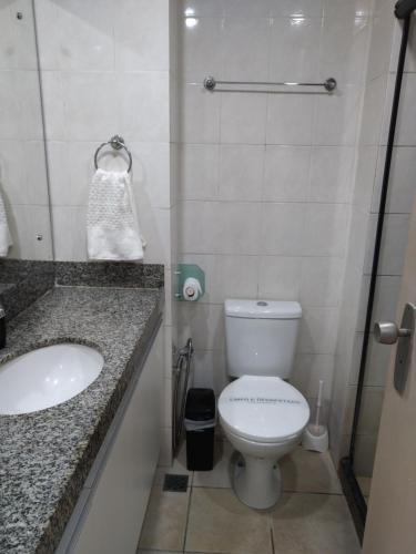 un bagno con un water e un lavandino di Flat beira mar, Olinda 4 Rodas 313 a Olinda