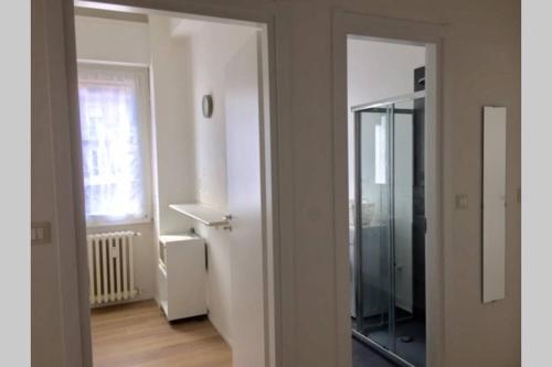 Habitación vacía con espejo y pasillo en Casa Teo Pavia città, en Pavia