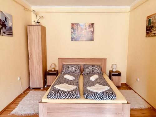 Кровать или кровати в номере Victoria Apartman