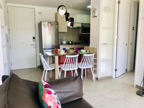 Η κουζίνα ή μικρή κουζίνα στο Entremar y piscina en La Serena