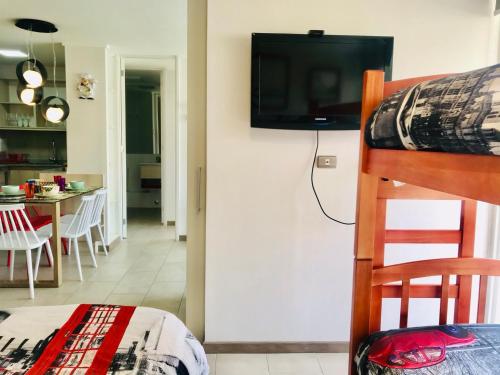 Μια τηλεόραση ή/και κέντρο ψυχαγωγίας στο Entremar y piscina en La Serena