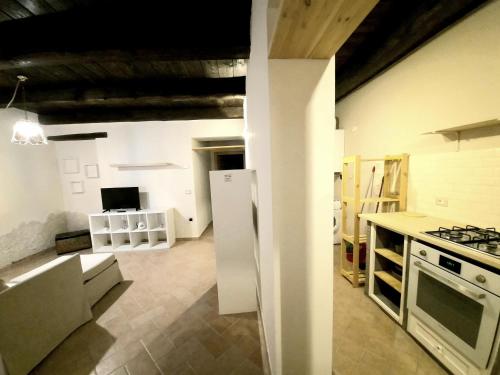 cocina con fogones y encimera en Appartamento di Claudia in campagna, Locazione turistica, en Spoleto