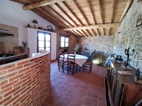 cocina y comedor con pared de ladrillo en Casa Cristina en Miranda del Castañar