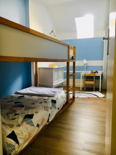 une chambre avec un lit superposé et un bureau dans l'établissement Appartement Les Remparts, à Boulogne-sur-Mer