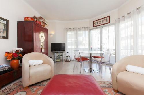 un salon avec une table et des chaises dans l'établissement 2-Br Apartment in City Center, à Cannes