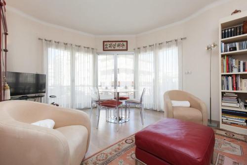 un salon avec une table et des chaises dans l'établissement 2-Br Apartment in City Center, à Cannes