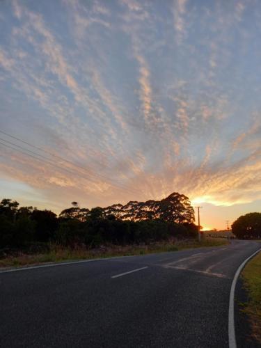 una strada vuota con un cielo nuvoloso al tramonto di North Hideaway a Pukenui