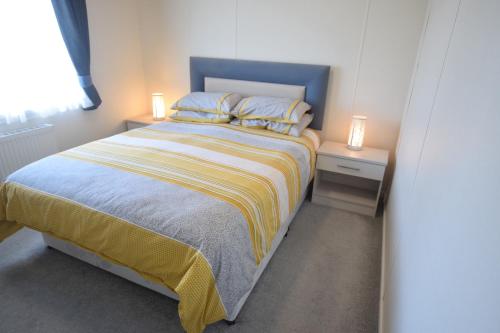 מיטה או מיטות בחדר ב-2 Bedroom Luxury Lodge, OG30, Shanklin, Isle of Wight