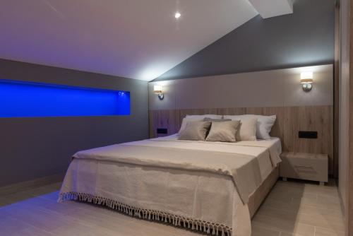 Una cama o camas en una habitación de SYMPHONY
