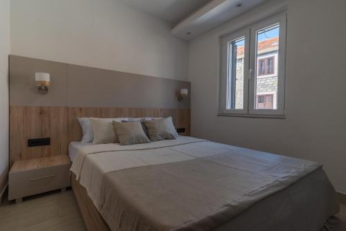 Una cama o camas en una habitación de SYMPHONY