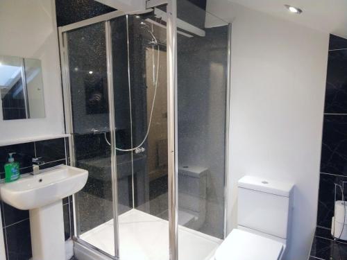Um banheiro em Derwent Street Apartment 3 - Self Contained - 2 Bed Self Catering Apartment