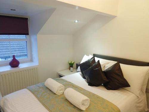 Cama ou camas em um quarto em Derwent Street Apartment 3 - Self Contained - 2 Bed Self Catering Apartment