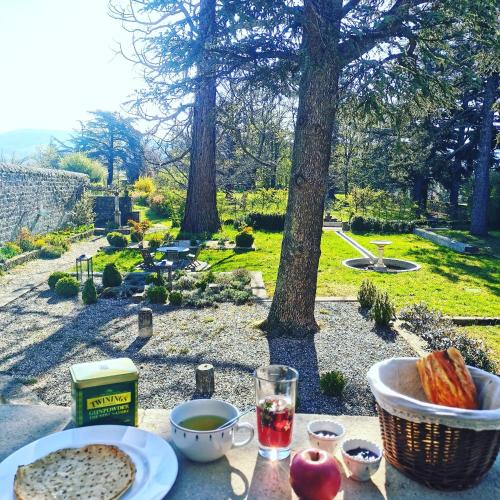 una mesa con un plato de comida y un tazón de pan en La Villa des Charmilles, en Vernoux-en-Vivarais