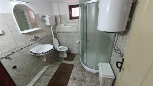 Bilik mandi di AB Apartments