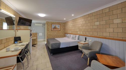 TV a/nebo společenská místnost v ubytování Jacaranda Country Motel