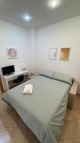 een slaapkamer met een bed met twee handdoeken erop bij Casa Cristina in città in Reggio di Calabria