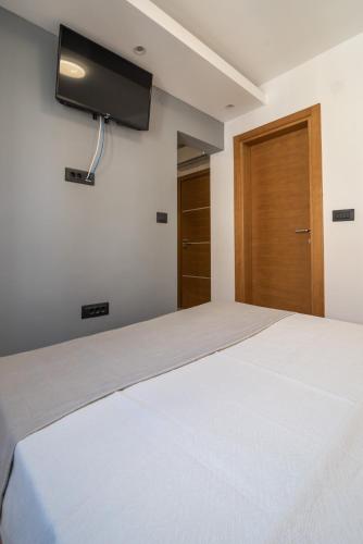 Una cama o camas en una habitación de SYMPHONY