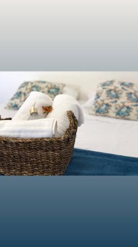two beds with towels on top of them at Paraíso Capitólio Suítes Pousada in Capitólio