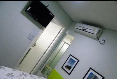 a bedroom with a window and a air conditioner at Ecobox Hotel in Três Lagoas