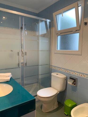 トレモリノスにあるApartamentos Guaquinのバスルーム(トイレ、洗面台、シャワー付)