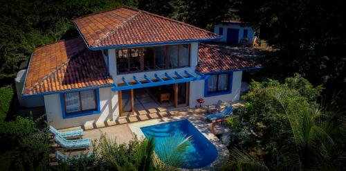 een uitzicht op een huis met een zwembad bij Cañafistula Fourth Dimension in Tamarindo