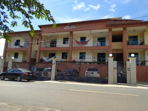 a building with a car parked in front of it at Apartamento Amplo e familiar em frente à Igreja do Céu in Viçosa do Ceará