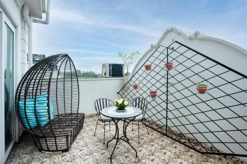 Un balcón o terraza de Hanoi Media Hotel & Spa