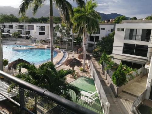 vistas a la piscina desde el balcón de un complejo en Apartasol Santafe de Antioquia, en Santa Fe de Antioquia