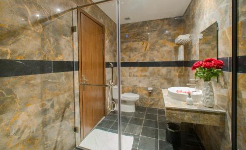 Bilik mandi di PHU THANG GRAND HOTEL