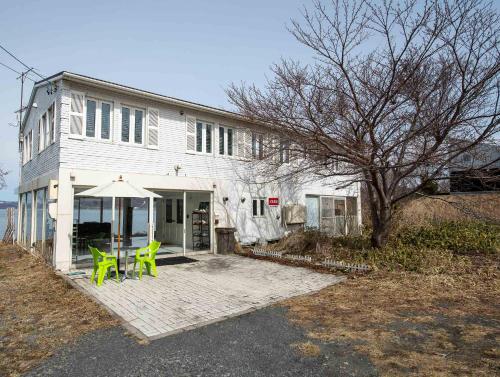 洞爺湖にあるシーサイドHouse洞爺のテーブルと椅子が前にある家