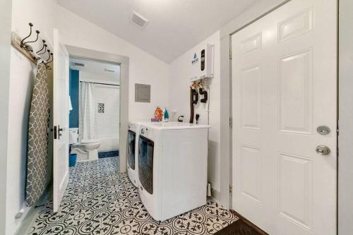 baño con lavabo y puerta blanca en Historic home with heated Mini Pool walking distance to downtown San Antonio!, en San Antonio