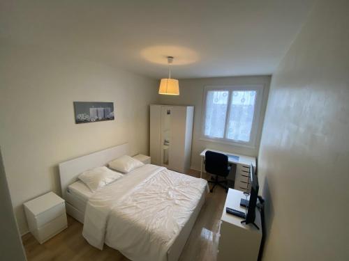 une chambre avec un lit, un bureau et une fenêtre dans l'établissement Chambre calme (Venus) - Proche Gare & Hyper centre, au Mans