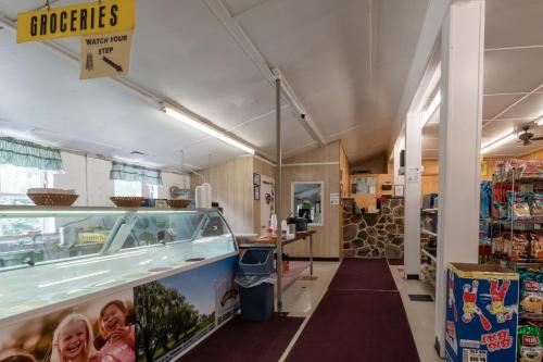 un couloir d'épicerie avec un comptoir alimentaire dans un magasin dans l'établissement Spring Gulch Screened Park Model 7, à Mount Airy
