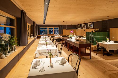 Hotel Brunnerhofにあるレストランまたは飲食店