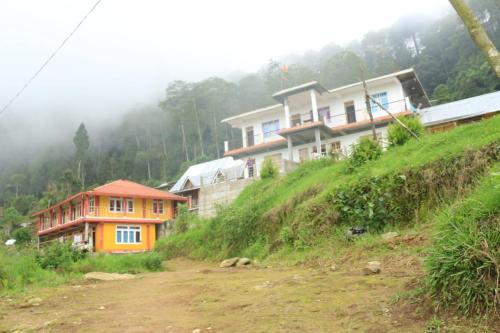 ein Haus am Hang eines Hügels in der Unterkunft Vamoose Heaven Valley in Pedong